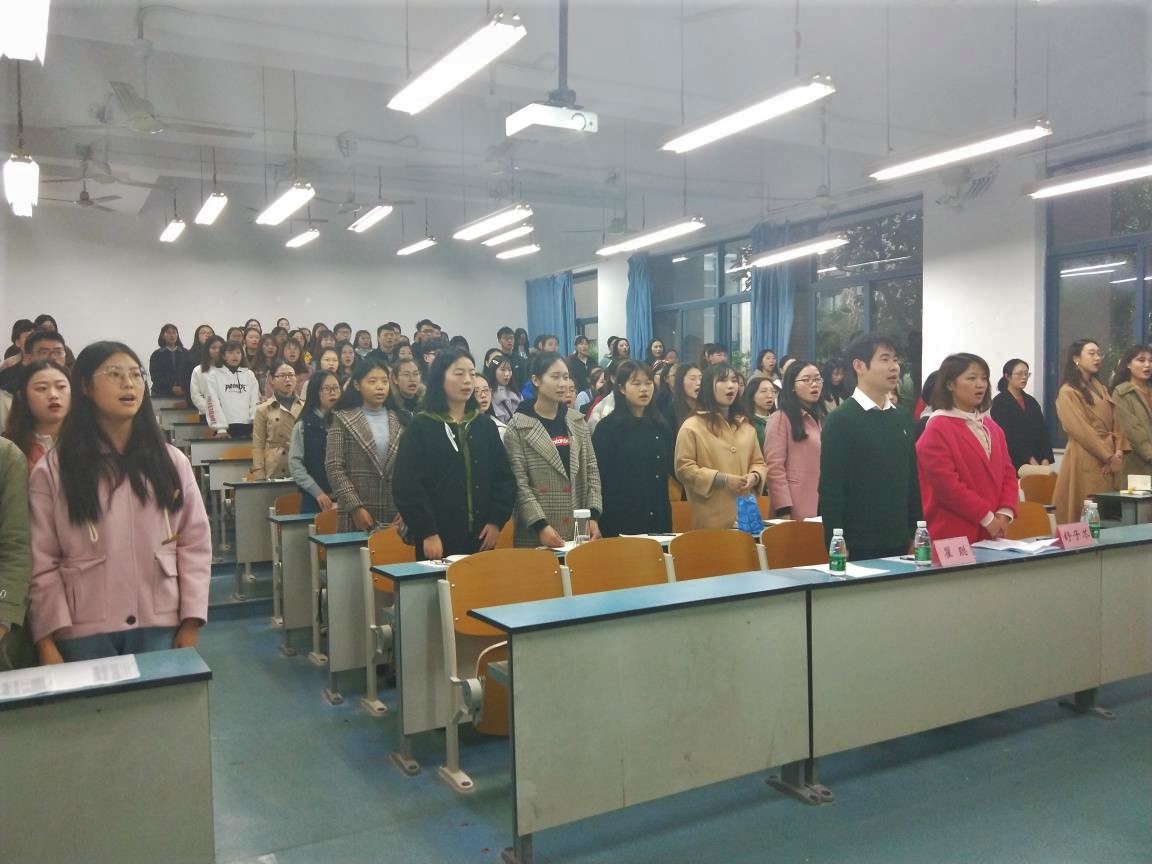 全体成员齐唱国歌《义勇军进行曲》